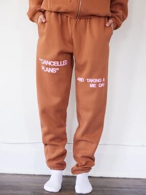 Women’s Graphic Mayfair cozy jogger Sweatpants “cancelled plans” brown XS